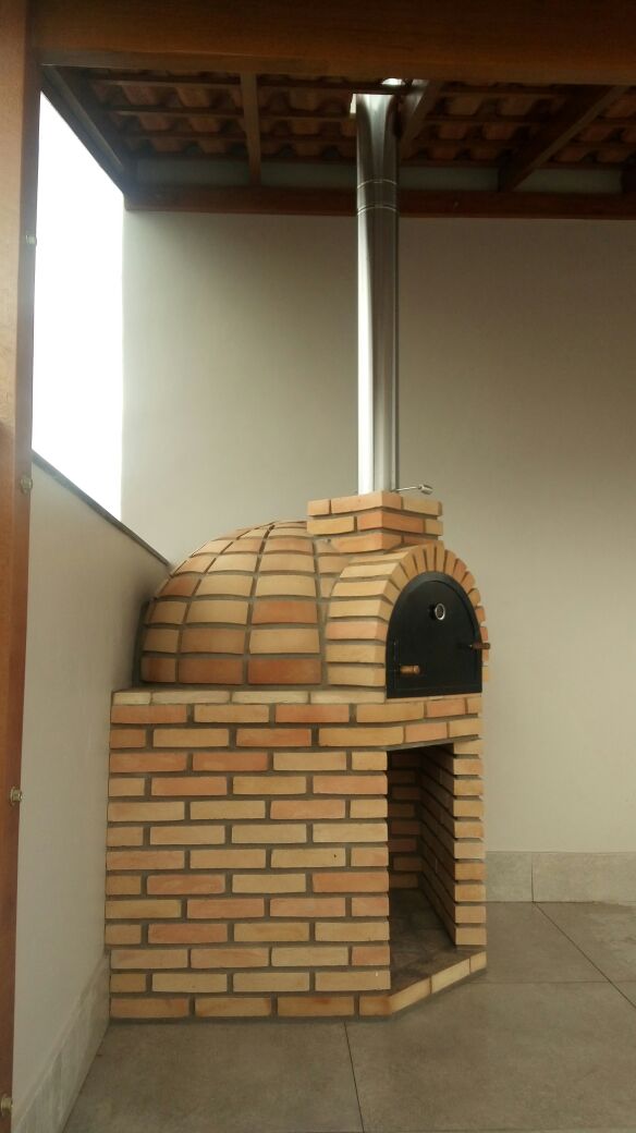 forno-iglu-para-pizza-em-tijolo-aparente-e-chamine-em-aco-inox.JPG