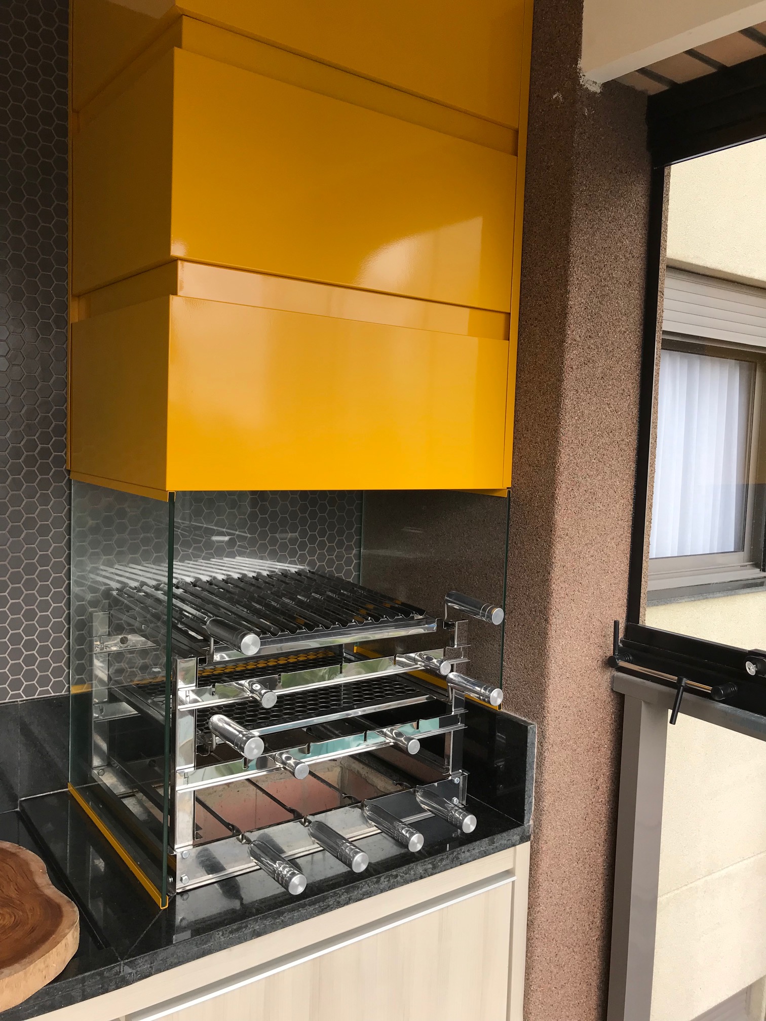 Desenvolvemos e executamos projetos de churrasqueira em sua área gourmet de acordo com a sua necessidade. Clique e conheça a Colonial Churrasqueiras