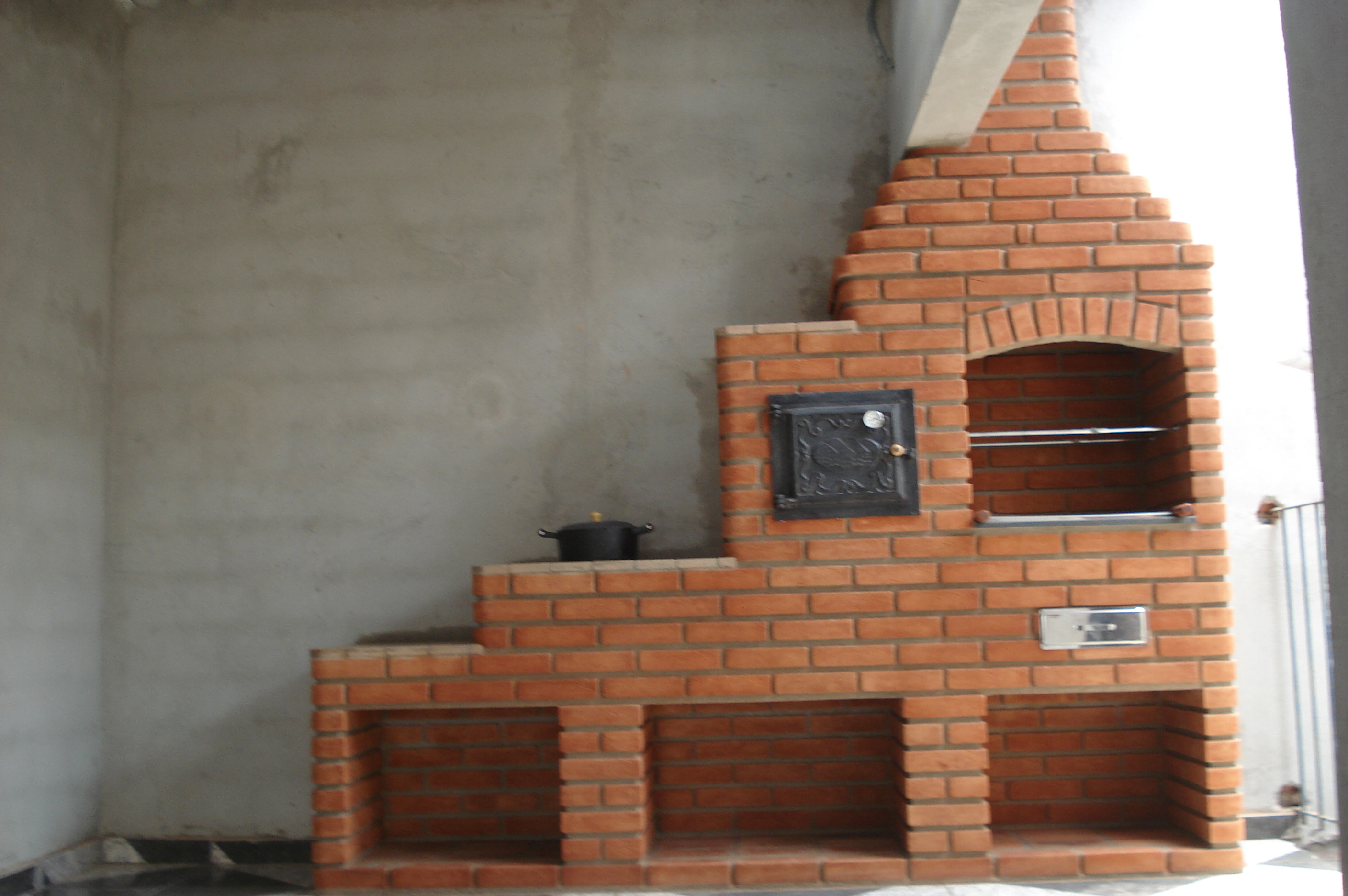 churrasqueira com fogão a lenha e forno de ferro fundido e chapa 3 furos