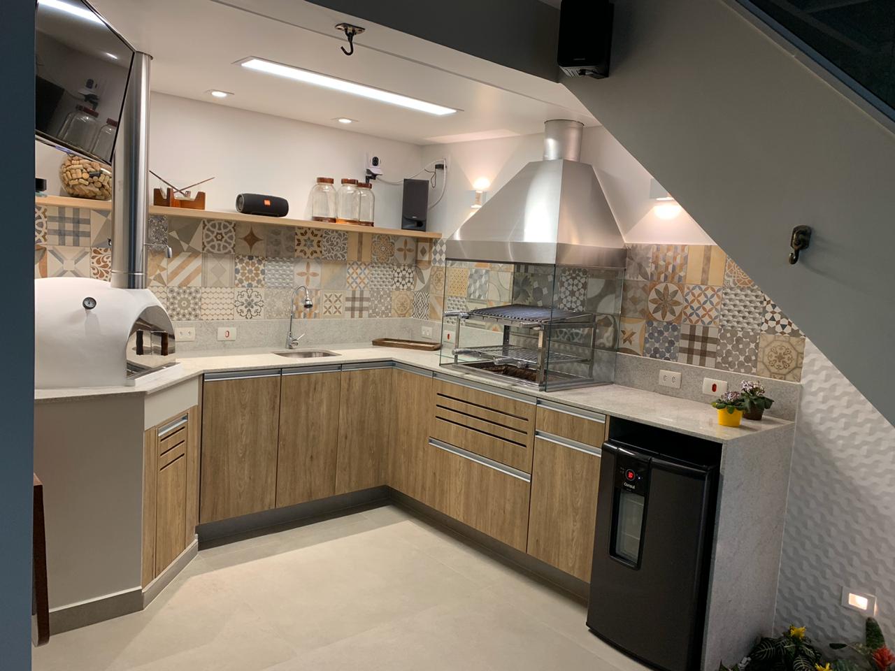 Desenvolvemos e executamos projetos de churrasqueira em sua área gourmet de acordo com a sua necessidade. Clique e conheça a Colonial Churrasqueiras