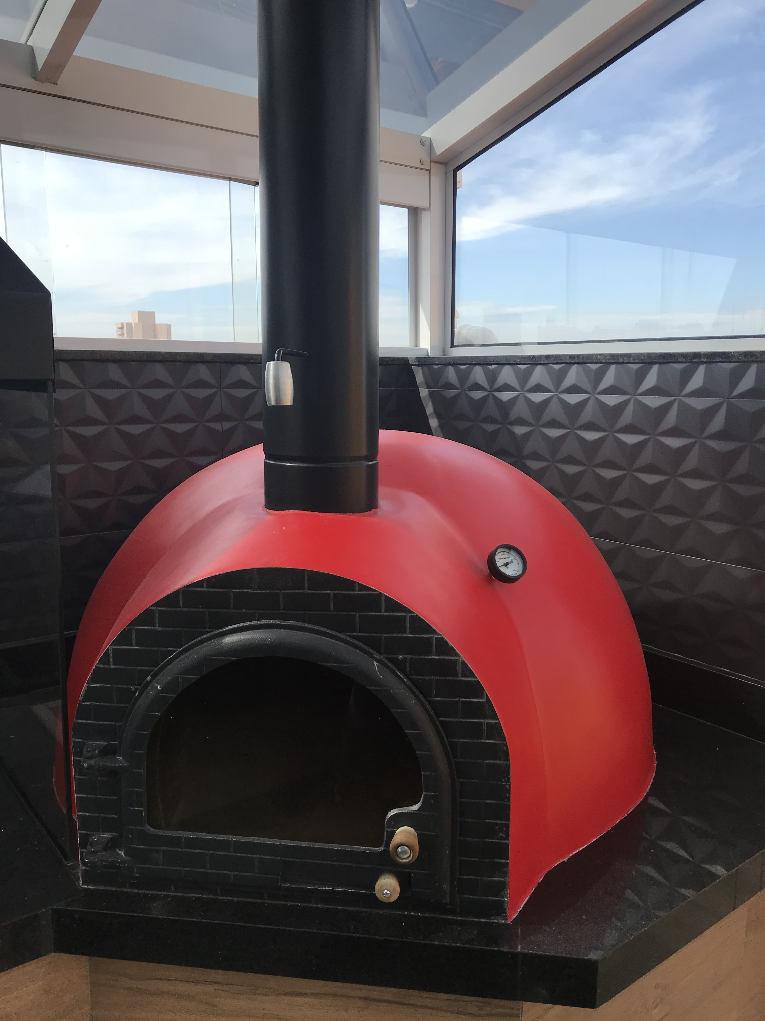 Desenvolvemos e executamos projetos de churrasqueira em sua área gourmet de acordo com a sua necessidade. Clique e conheça a Colonial Churrasqueiras