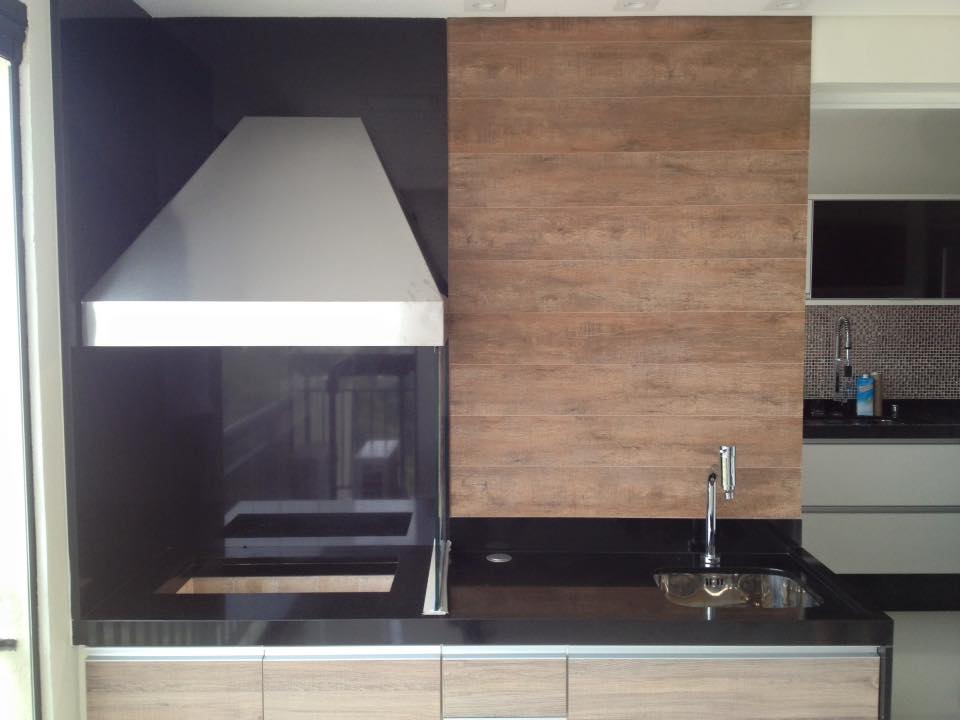 Desenvolvemos e executamos projetos de churrasqueira em sua área gourmet de acordo com a sua necessidade. Clique e conheça a Colonial Churrasqueiras