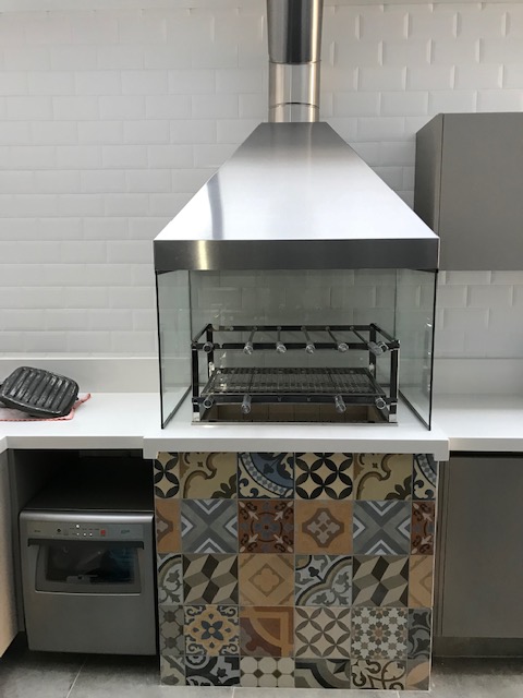 Desenvolvemos e executamos projetos de churrasqueira em sua área gourmet de acordo com a sua necessidade. Clique e conheça a Colonial Churrasqueiras